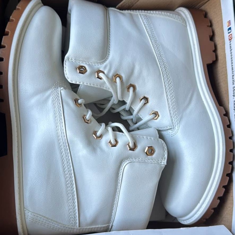 Bamboo Size 9 Woman’s Boots White